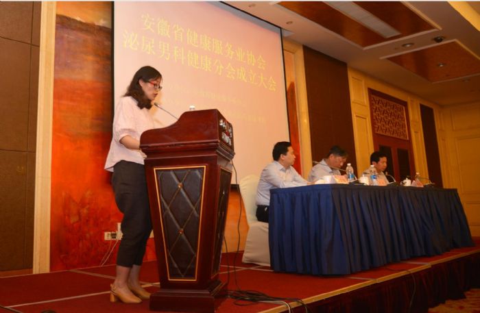 协会副秘书长马昌云对全体委员点名，宣布到会委员人数。